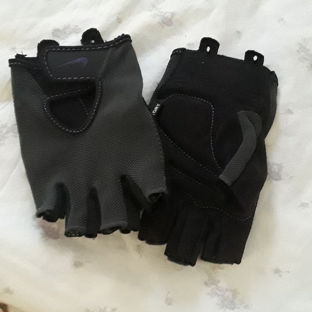 Gloves - Picture 2 of 3